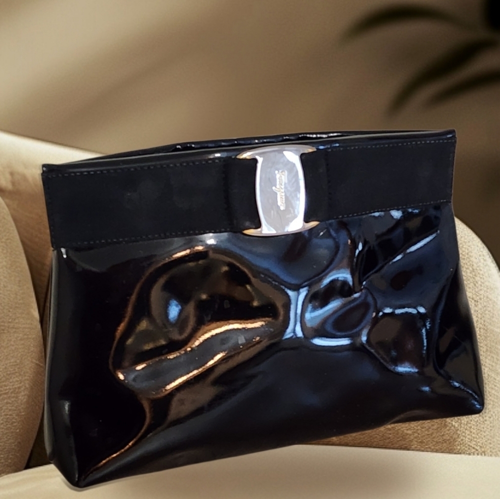 Salvatore Ferragamo Vala Shoulder Bag Patent Leather Black Gold Clutch Vinatge